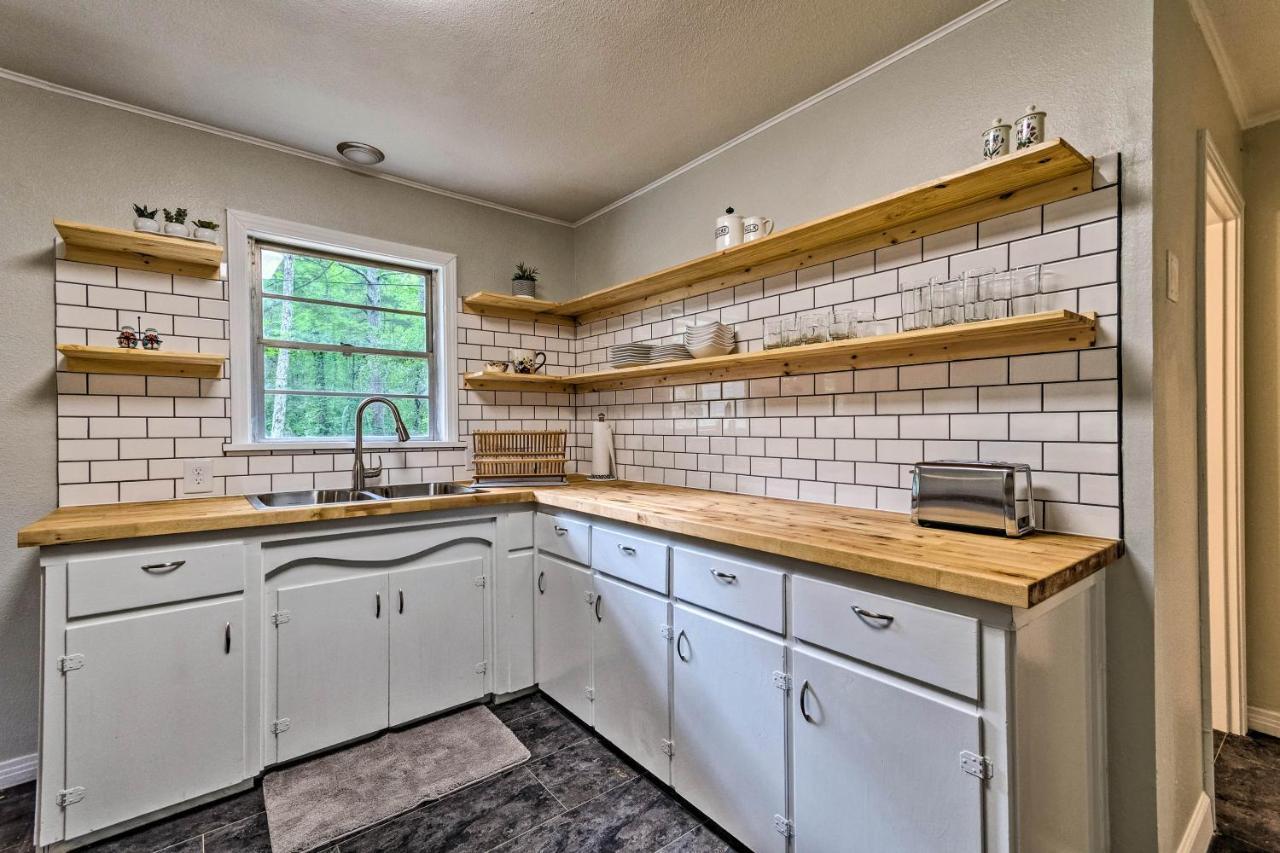 Centrally Located Hot Springs Home With Deck! 외부 사진